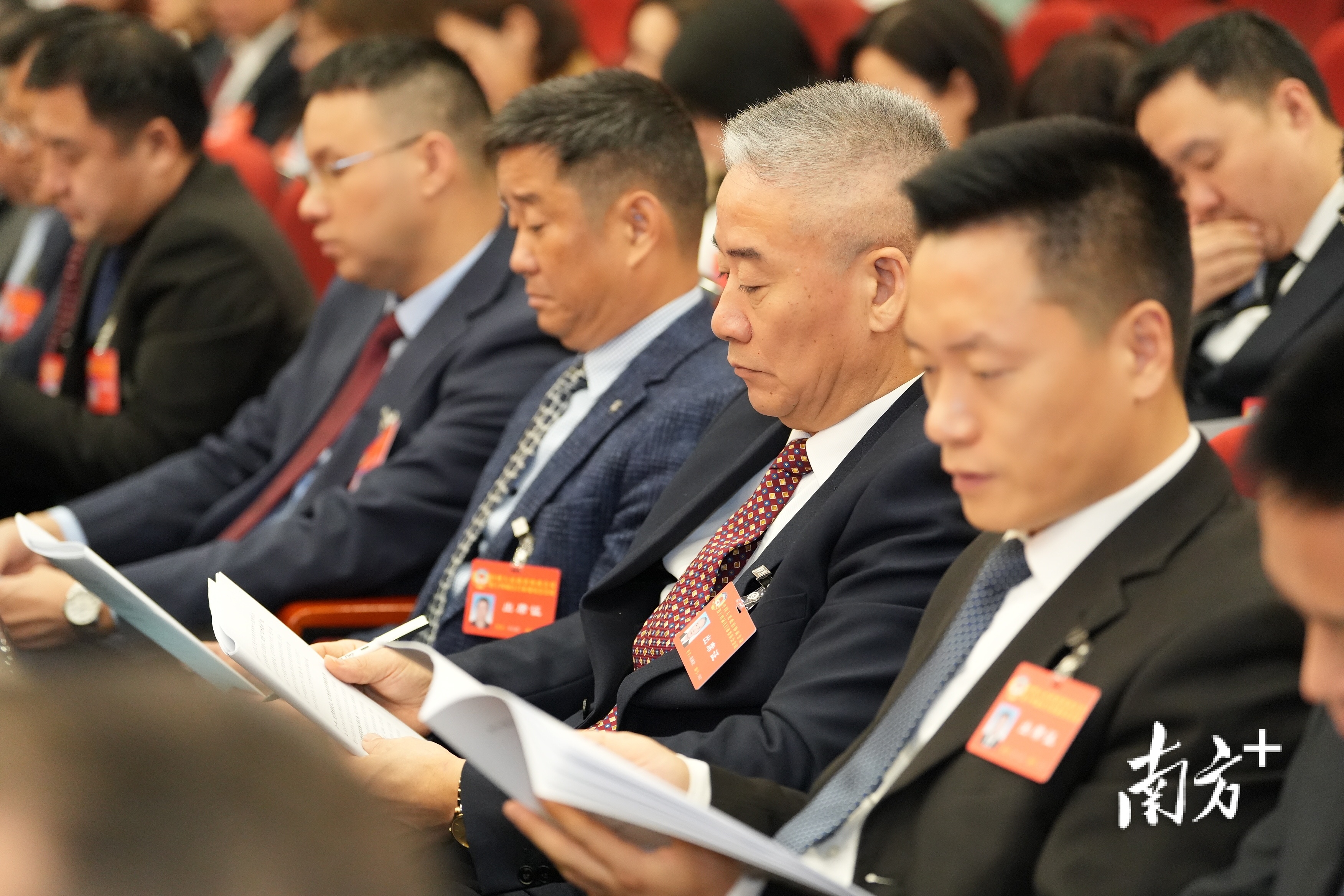 人大代表审议报告。