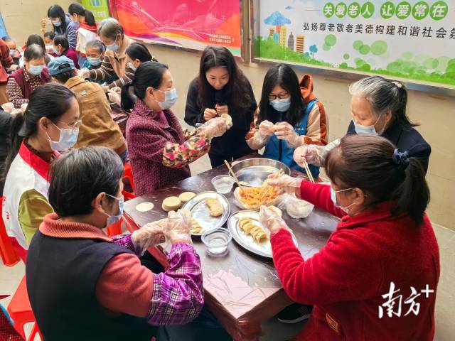 龙塘社区新时代文明实践站开展“庆新春包饺子”活动。