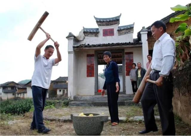 平远黄粄制作时需要二人持木槌轮流打粄。摄影/黎锴 平远黄粄制作时需要二人持木槌轮流打粄。摄影/黎锴