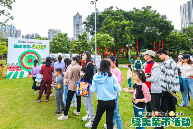 排队参与互动游戏的市民。