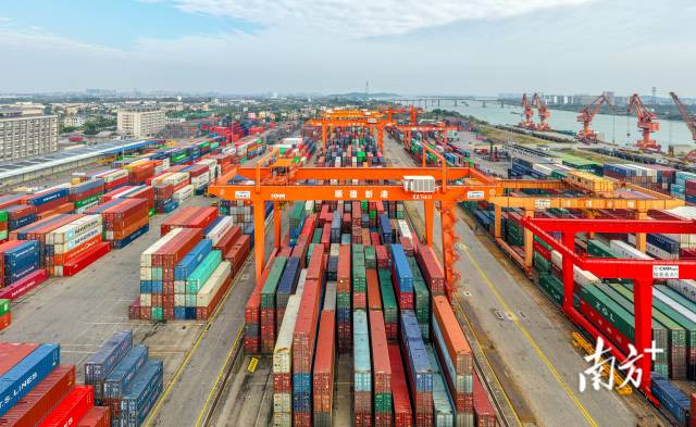 顺德新港,五彩缤纷的集装箱被整齐地码放在一起.&nbsp