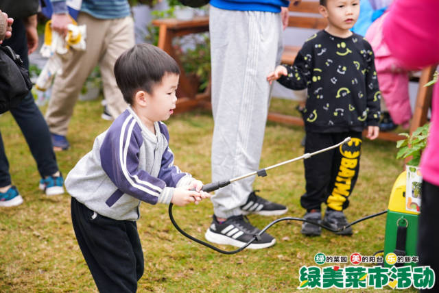 小朋友在现场体验种植管理设备，寓教于乐。