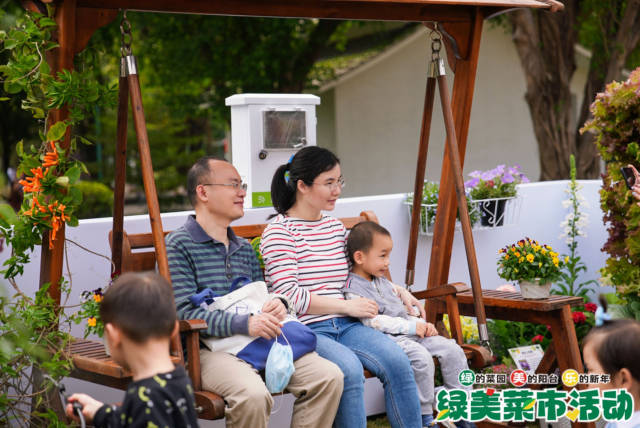 在屋顶菜园中休憩的一家人，充分体验到了绿美菜园的悠然与惬意。