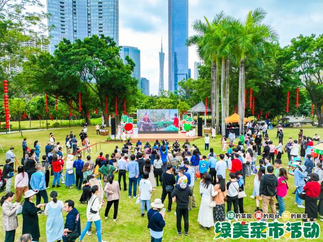 活动现场人流如织，市民围聚在一起观看绿美宣传片《播下一粒种子 绿美治愈生活》。