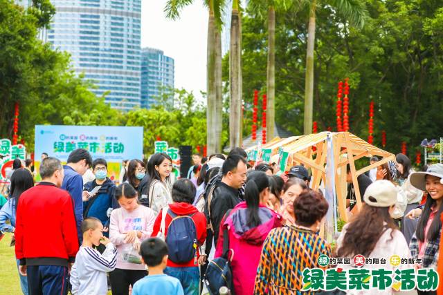 一站式市集吸引广大市民参与咨询、购买、品尝体验，每个展位面前都挤满了市民。