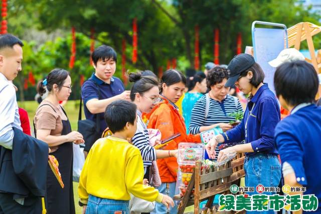 品尝区内，洗好的果蔬备受市民欢迎，气氛十分热络。