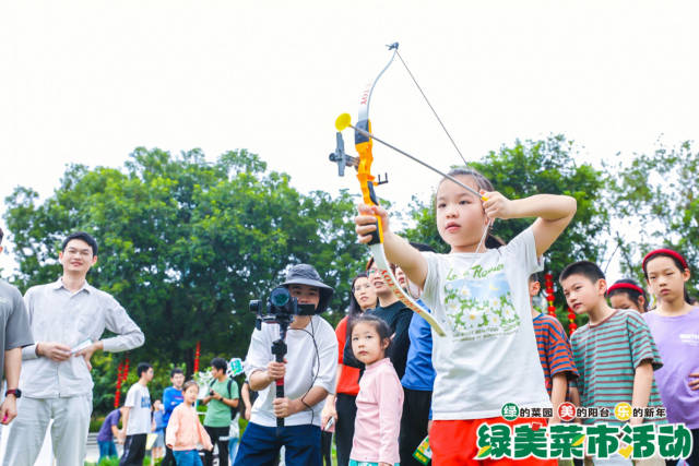 正在射箭的小朋友，射中红心便能得到精美礼品。