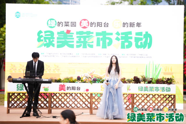 乐队表演，歌声带动现场氛围愈发火热。