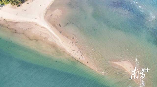 一面深蓝，一面碧蓝，琼州海峡与北部湾海水在合水线相拥。