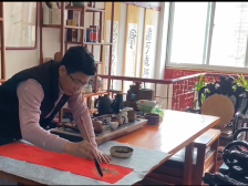 美国美中文化艺术中心名誉主席胡金全带来贺年挥春