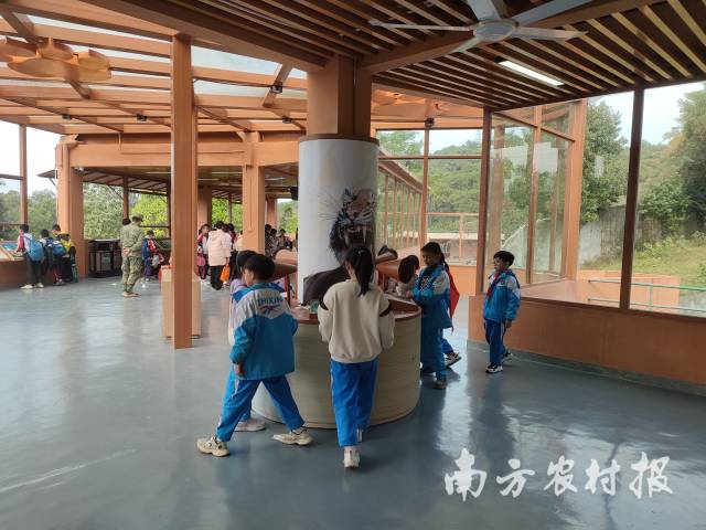 孩子们在华南虎自然教育径上经常使用互动装置听虎啸声