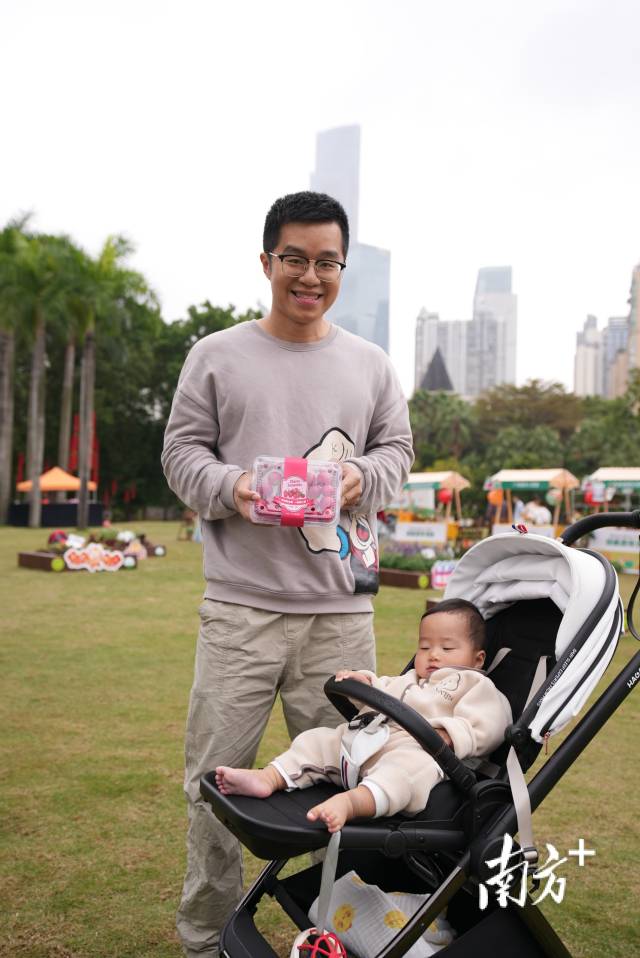 吃圣女果补充维生素C “奶爸”带娃元气满满