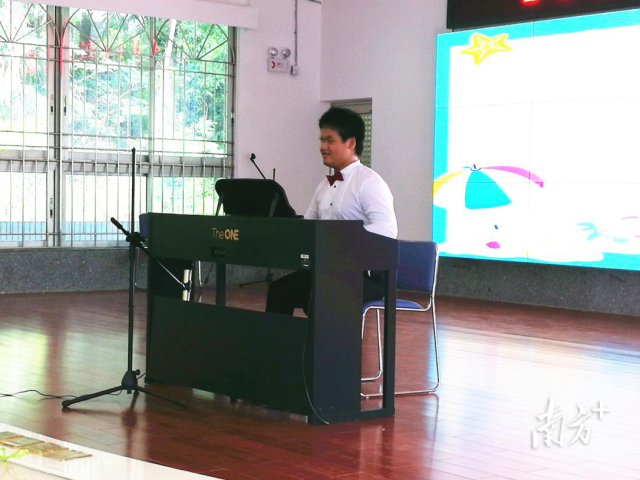 小飞在广州市儿童福利院暑期文艺汇演中 表演钢琴独奏。