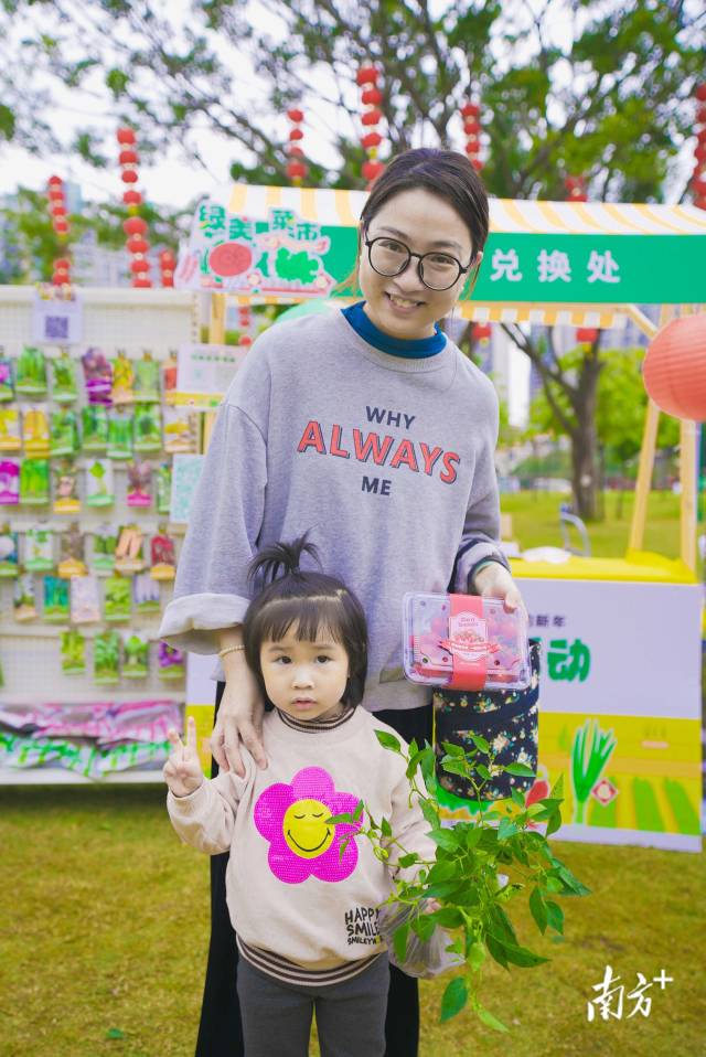 市民陈女士和女儿琦琦 