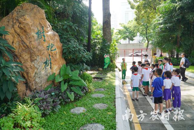 小小志愿者在中山纪念堂自然教育径前作知识讲解 小小志愿者在中山纪念堂自然教育径前作知识讲解