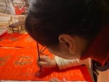 意大利中华诗书画艺术联合会执行会长徐管管书写对联送祝福