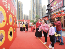 龙狮巡游、摊位游戏、文艺汇演……琴澳居民喜气洋洋共迎新春