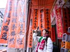 吵翻天了，东莞的春联为啥是橙红色的？