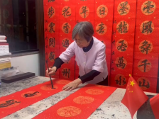 比利时世界文化艺术交流中心主席侯杏妹祝祖国人民幸福安康