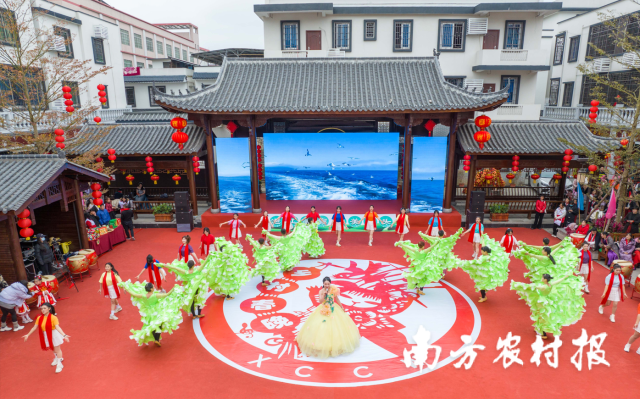 歌舞《再一次出发》，美声独唱，歌喉嘹亮，余音回旋在舞台之上，正如歌里唱的“新时代的号角，再一次出发，歌声和汗水，一路挥洒。”