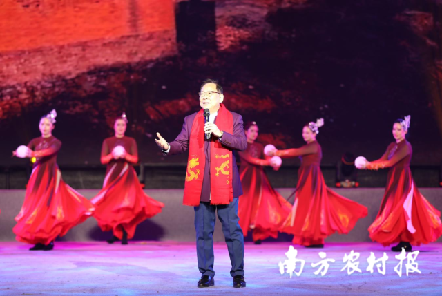 中国香港歌手张明敏现场献唱《我的中国心》。