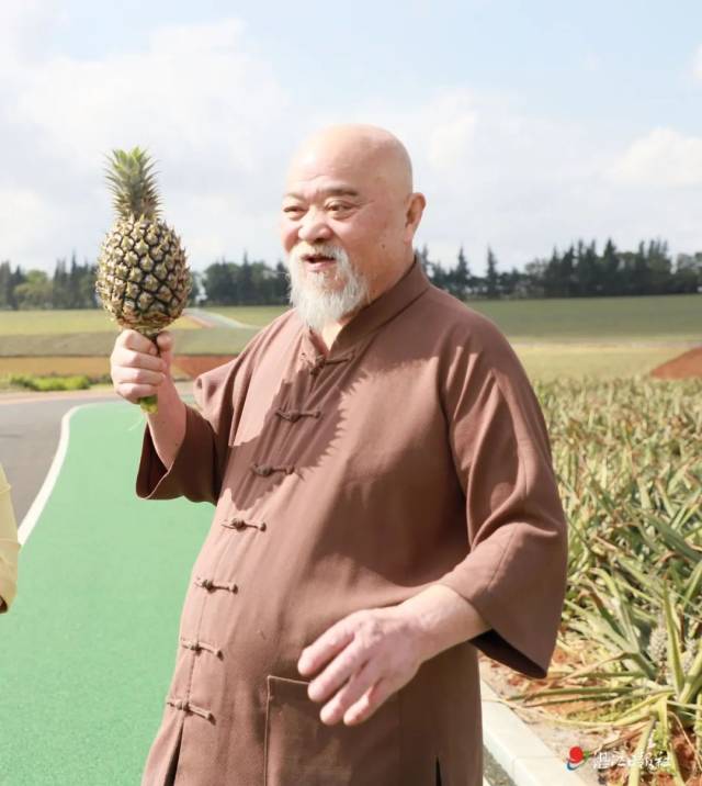 李琦展示徐闻菠萝，图片来源：湛江日报