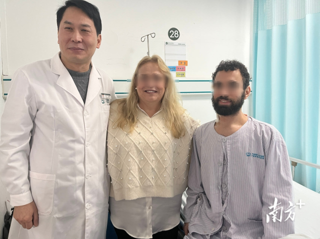 术后患者（右）恢复良好，和家人一起与王文林教授合影。