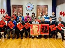 美中文化中心邀书法家妙笔挥春，为侨胞龙年送福