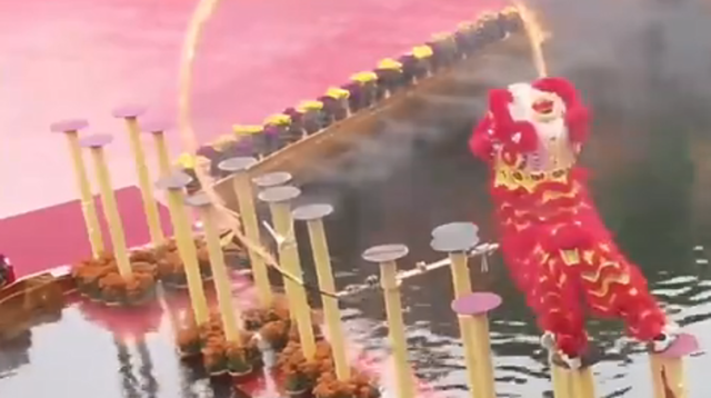 腾空飞跃穿火圈！在“龙腾狮跃”感受广州民俗活动 | 让家乡出圈