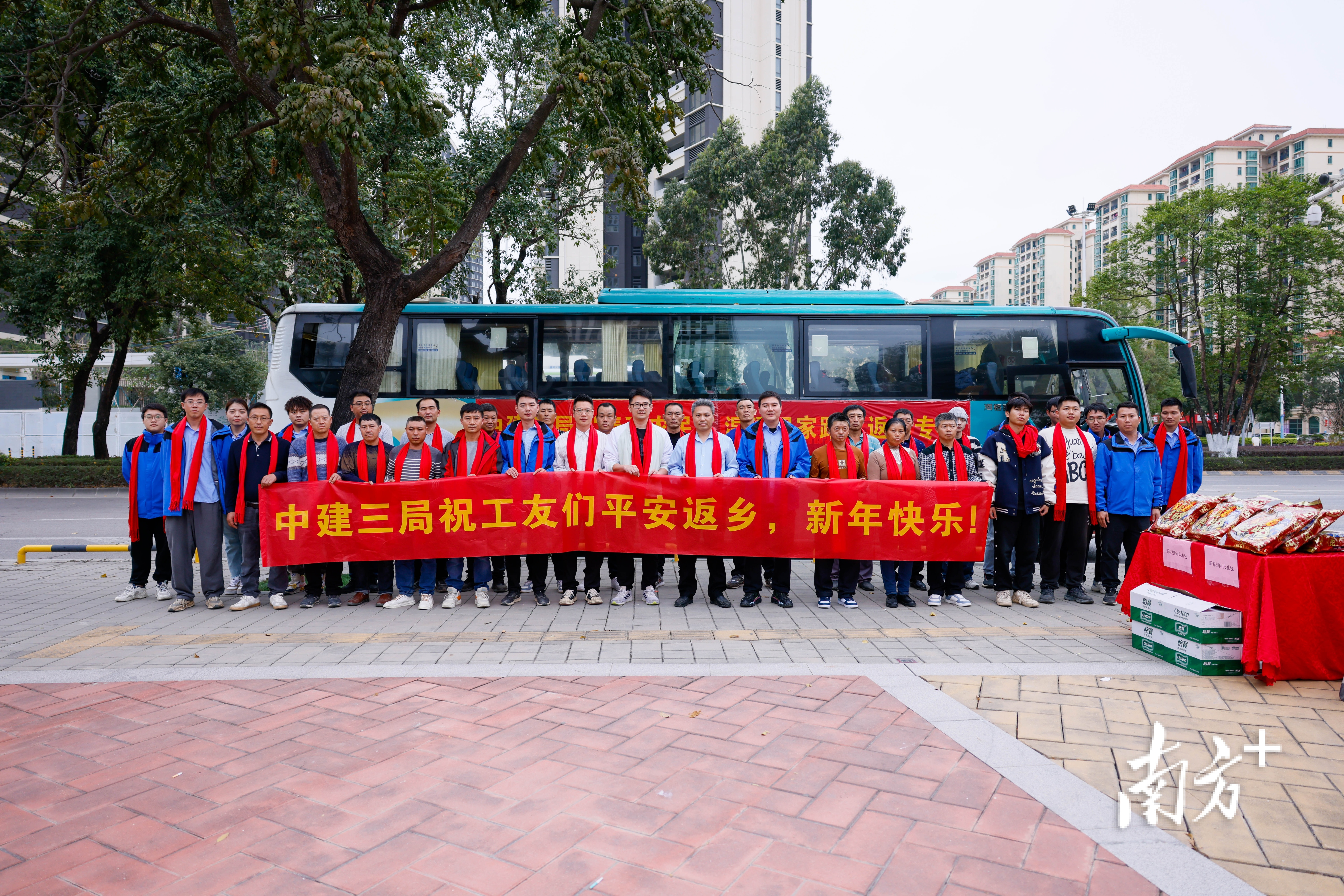 市治水办、火炬开发区治水办、中建三局干部为施工人员送行。 南方+ 卢子衡 摄 市治水办、火炬开发区治水办、中建三局干部为施工人员送行。 南方+ 卢子衡 摄