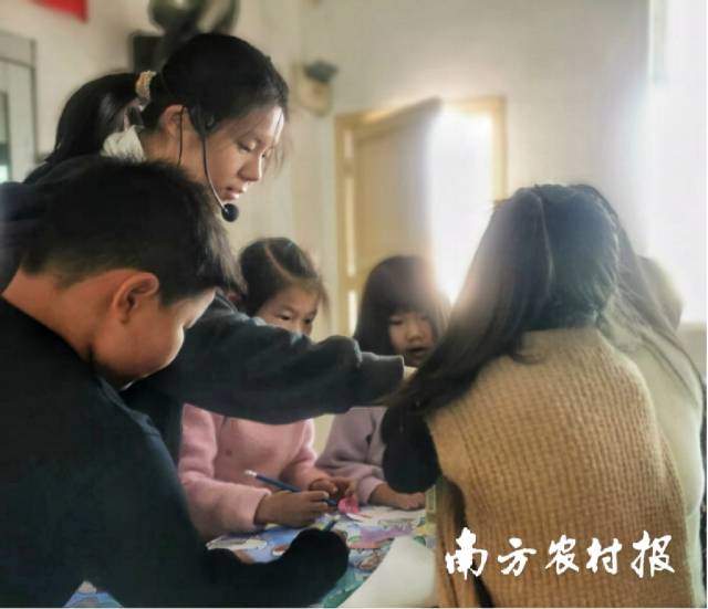 陈怡涵教学生绘画