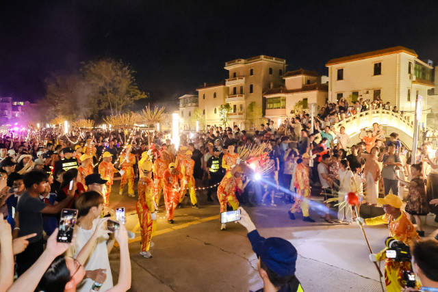 起龙啰!大年初二,大鹏南澳省级非遗舞草龙来了