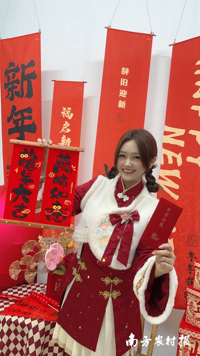 黄优娟拍摄春节短视频 