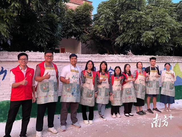 参加“我为家乡绘幅画”的“志愿服务乡村振兴行动”志愿者们