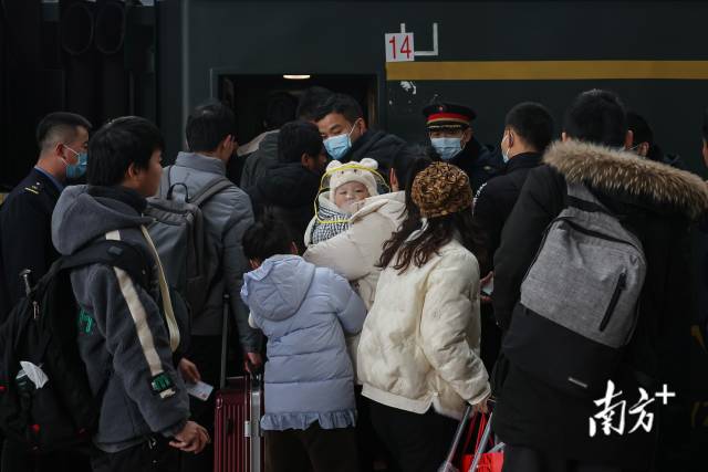 武昌站,武汉的乘客们排队上车,他们将乘坐这趟火车继续向北.