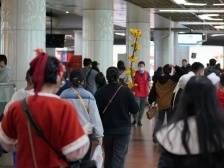 客流过大将“飞站”！部分地铁站烟花汇演当晚客控时长或超1小时