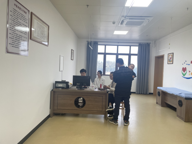 儿科专家黄斌为患者问诊。