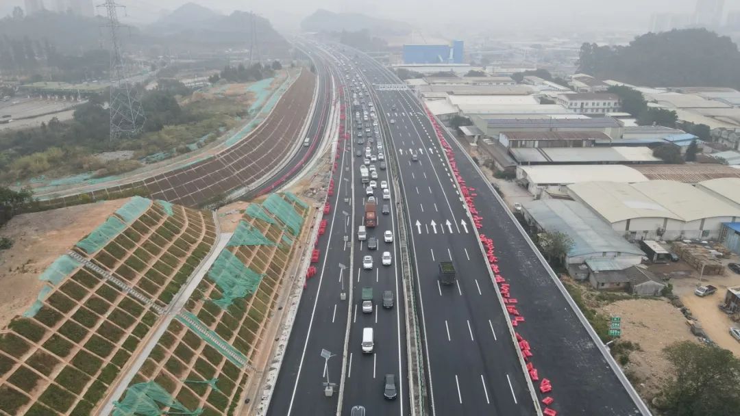 中江高速龙湾互通路段，大量车辆有序通行。