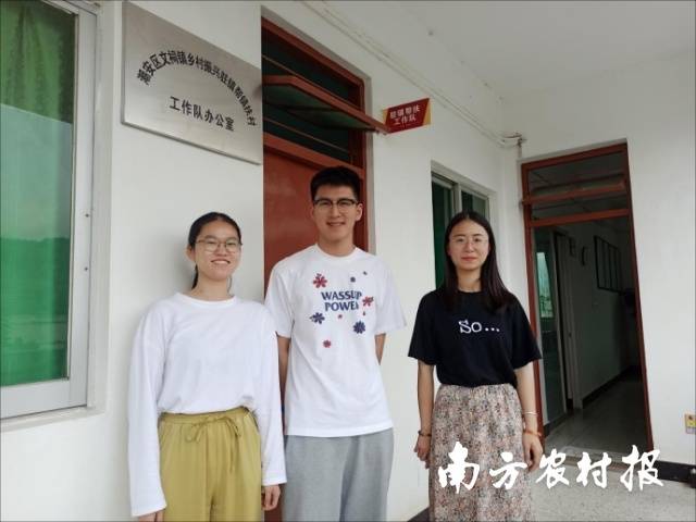 曾泽煌（中）与队友们合影