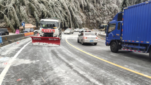 2月7日，公路事务中心人员在G537线南风坳路段进行融雪除冰作业。
