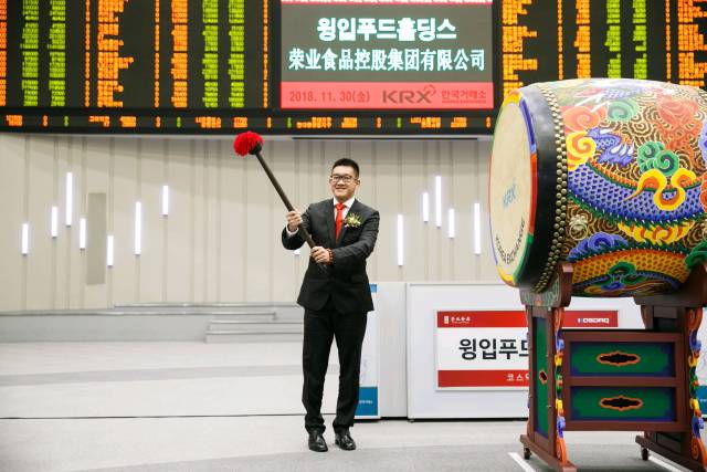 2018年11月，王显韬在韩国敲响上市鼓。