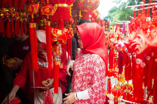 海外华人挑选年货。图源：东博社