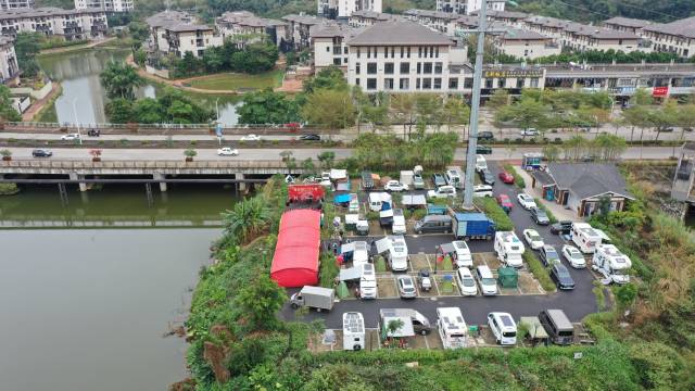 江城区共青湖公园河对岸的停车场里停了近20辆房车。