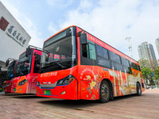 视频｜过年免费坐公交，偶遇超网红的东莞“巴士美术馆”