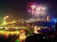 火树银花不夜天！春节烟花汇演再现广州白鹅潭