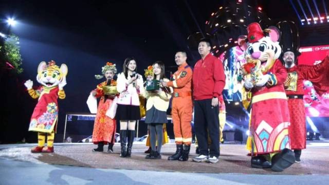 “非常激动，简直不敢相信！”首位“锦鲤”登台“提车”