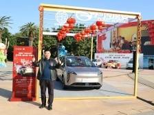 新疆男子游广东喜获新车大奖：等孩子上高中就全家搬到珠海