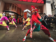 在伦敦！70万人“四海同春”！普宁英歌舞打头阵