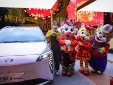 夫妻游广东喜获新车大奖：准备一路开回新疆