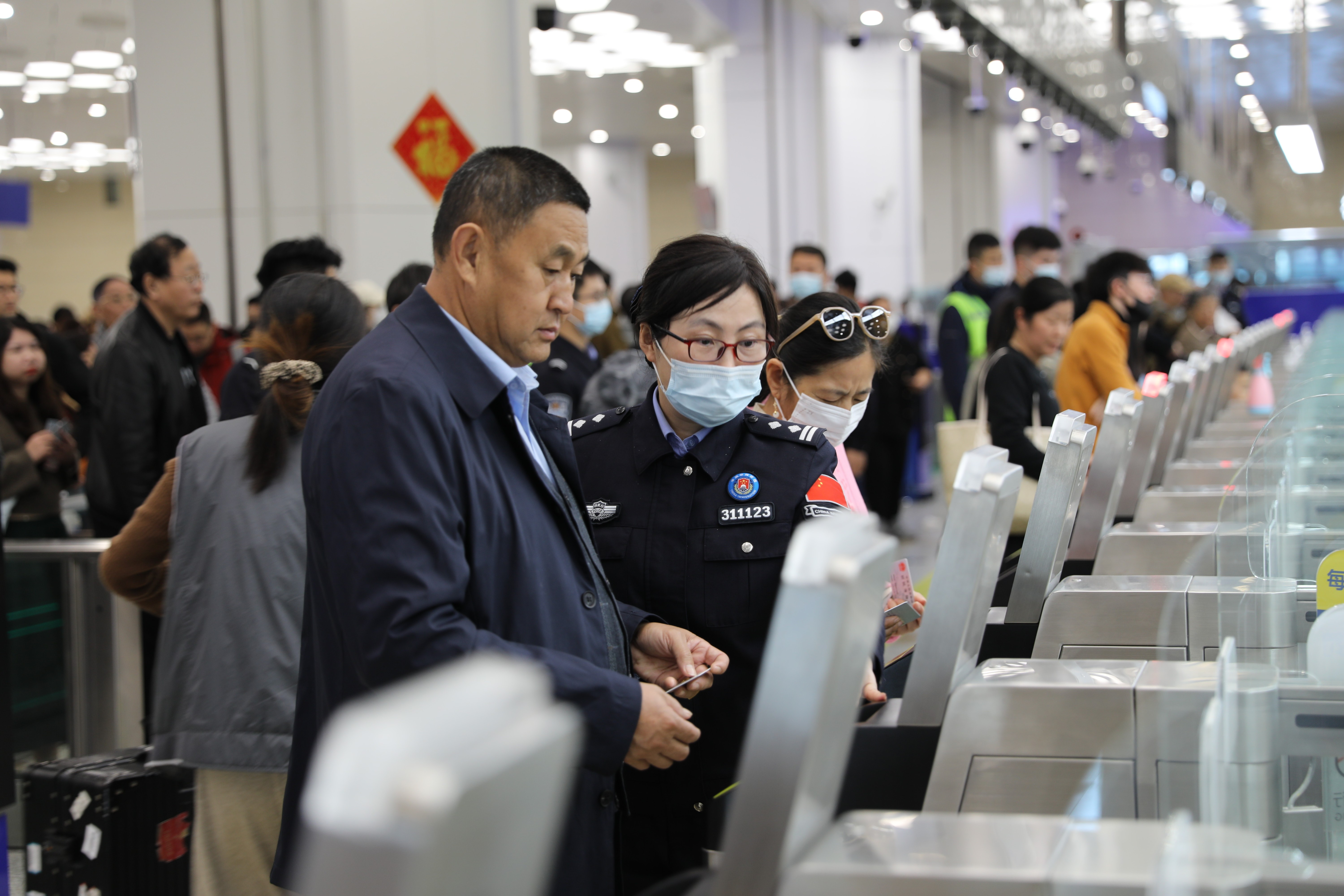 群众过节，警察站岗，保障旅客便捷安心跨境出行。受访者供图